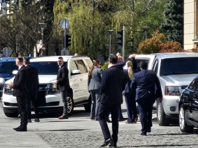 Tramp Mlađi stigao u Banski dvor; Slijedi panel diskusija (FOTO/VIDEO)