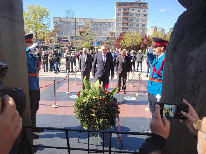 Minić, Ostojić i Stevanović odali poštu braniocima Semberije (FOTO)