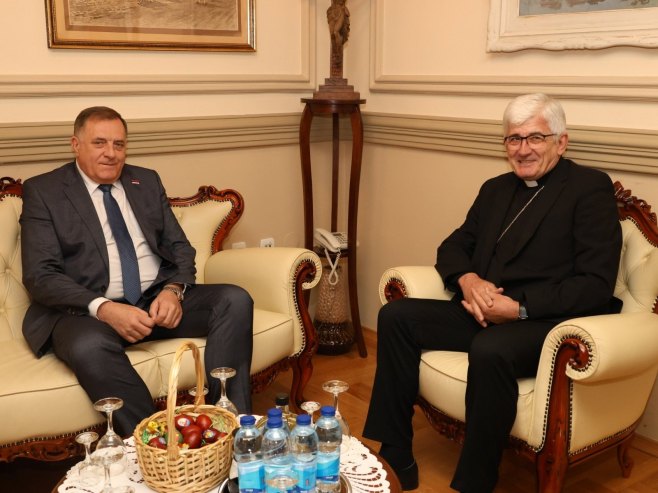 Dodik sa biskupom Majićem Dodik sa biskupom Majićem - Foto: ZIPAPHOTO/Borislav Zdrinja