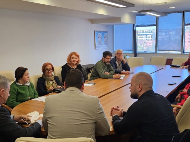 Ned Puhovac sa predstavnicima Crvenog krsta - Foto: Ustupljena fotografija