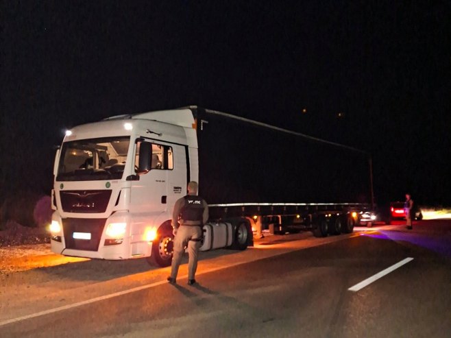 Prilikom kotrole u blizini granice sa Hrvatskom, u kamionu pronađeno 38 migranata (VIDEO)