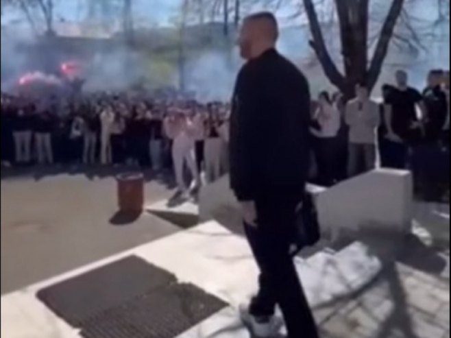 Učenici Medicinske škole u Banjaluci ispratili omiljenog profesora Anela Hajirića (VIDEO)