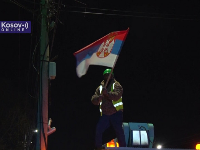 Uklanjanje srpskih zastava u Gračanici - novi pritisak na Srbe (VIDEO)