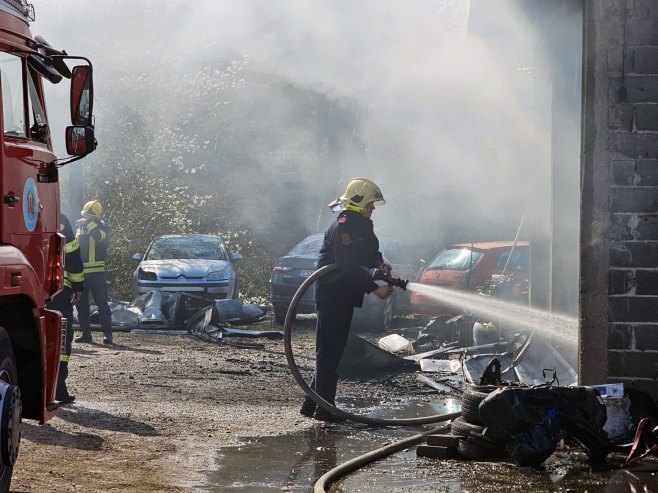 U potpunosti ugašen požar u Istočnom Sarajevu, nema povrijeđenih