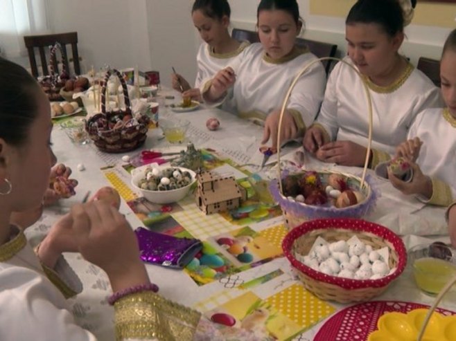 Djeca kroz druženje i kreativan rad uče tradicionalne tehnike ukrašavanja vaskršnjih jaja