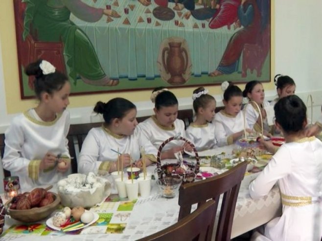 Djeca kroz druženje i kreativan rad uče tradicionalne tehnike ukrašavanja vaskršnjih jaja (VIDEO)