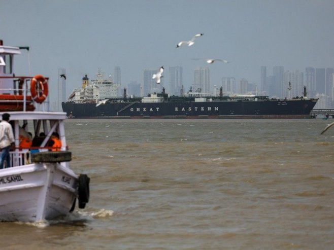 Gužva u Ormuskom moreuzu: Hiljade brodova čekaju, prolaze samo rijetki (VIDEO)