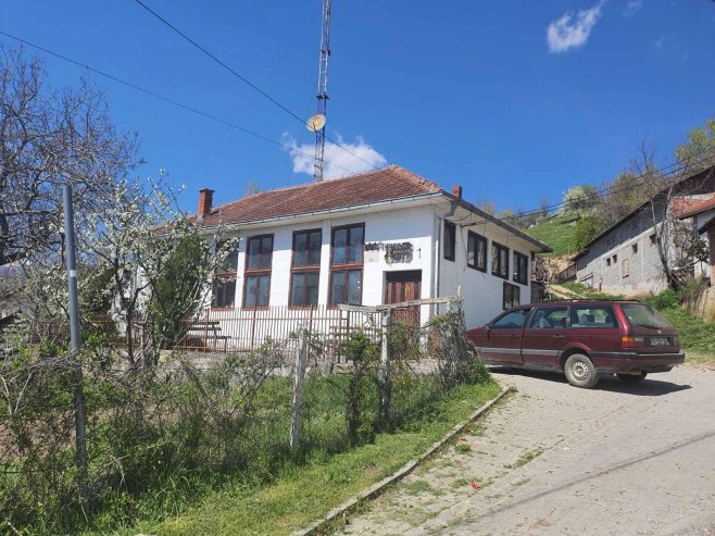 Tabla sa prištinskim obilježjima na srpskoj ambulanti