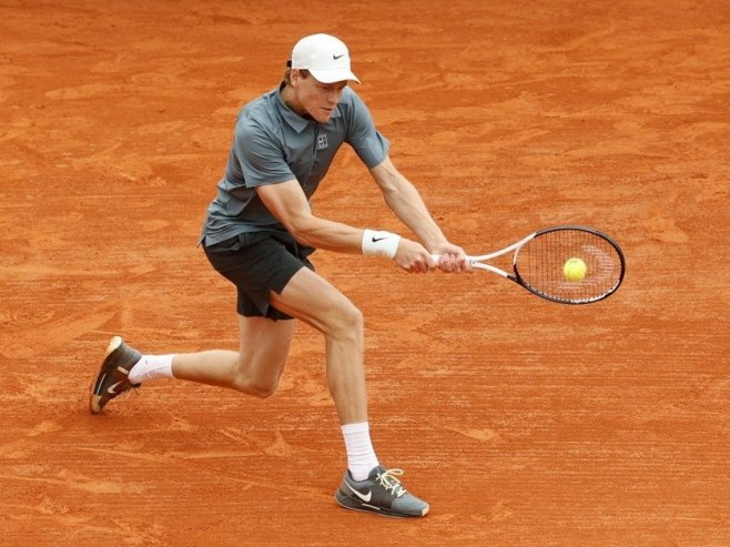 Јanik Siner (Foto: EPA/SEBASTIEN NOGIER) - 