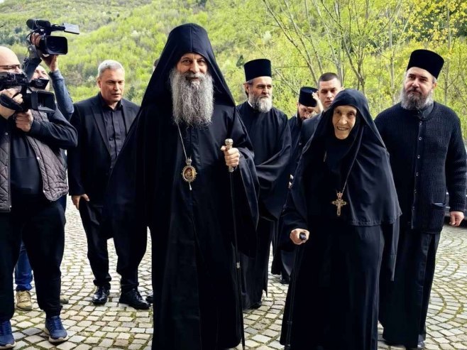 Patrijarh Porfirije stigao u Pećku patrijaršiju, dočekali ga sveštenici i vjernici