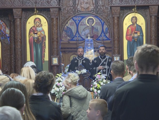 U hramovima večernja bogosluženja sa iznošenjem plaštanice (VIDEO)