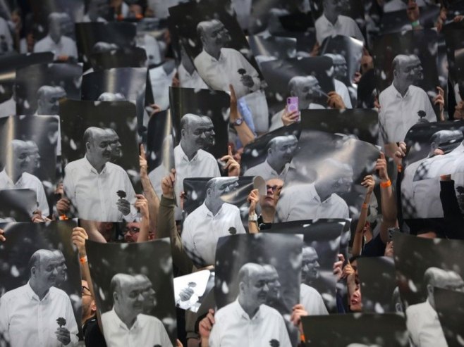 Partizan i navijači odali počast Dušku Vujoševiću, igrači nosili specijalne majice (FOTO/VIDEO)