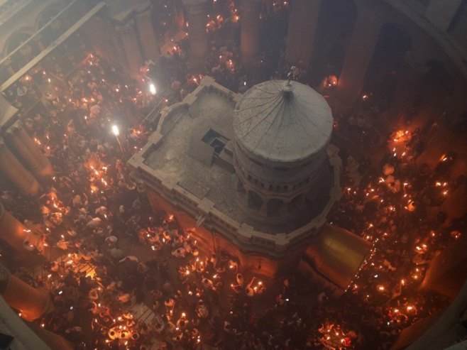 UŽIVO - Silazak Blagodatnog ognja u Hristov grob u Јerusalimu