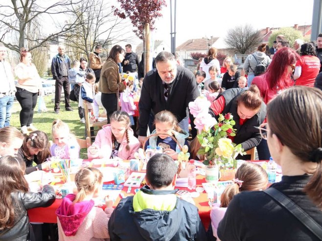 Derventa: Ukrašavanje vaskršnjih jaja (FOTO)