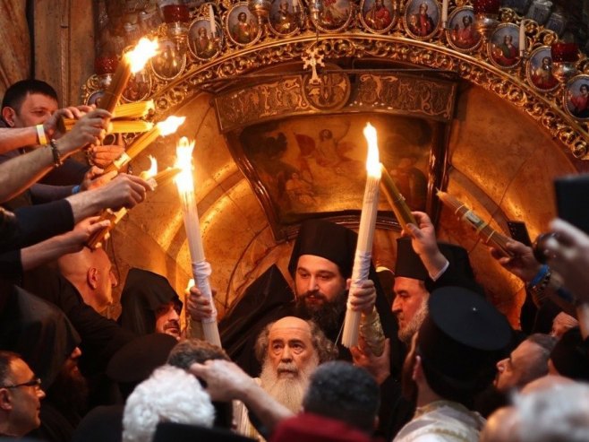 U hramu Groba Gospodnjeg u Јerusalimu pravoslavno sveštenstvo prizvalo Blagodatni oganj (VIDEO)