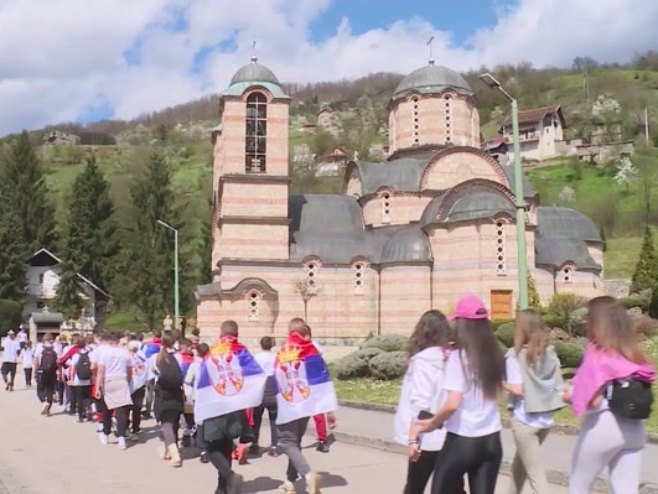 Uoči Vaskrsa, desetine vjernika hodočaste pješice od Foče do Čelebića (VIDEO)