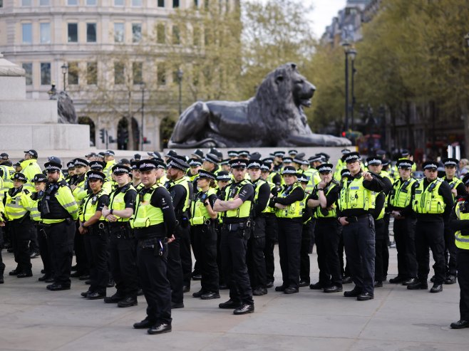 Privedeno 212 lica na protestima na Trafalgar skveru u Londonu