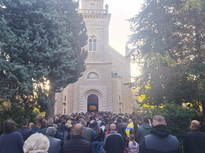 U Trebinju hram i porta puni vjernika (VIDEO)