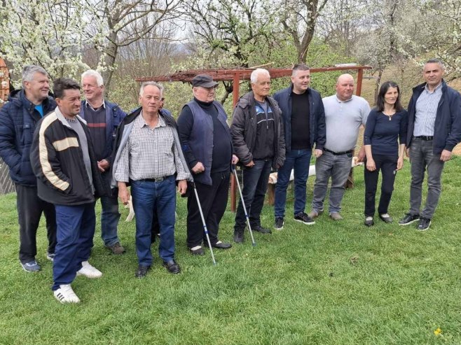 Pomoć opštine osmočlanoj porodici Tešanović u selu Baljvine