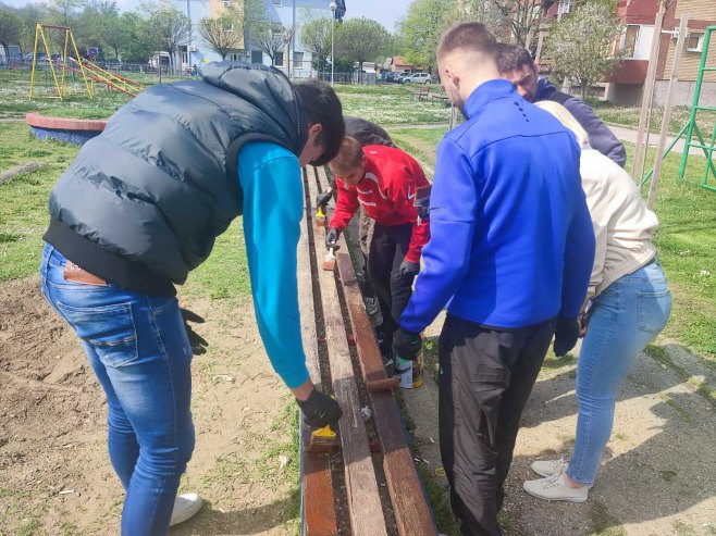 Akcija čišćenja i sadnje drveća u Ugljeviku povodom Dana planete Zemlje (FOTO)