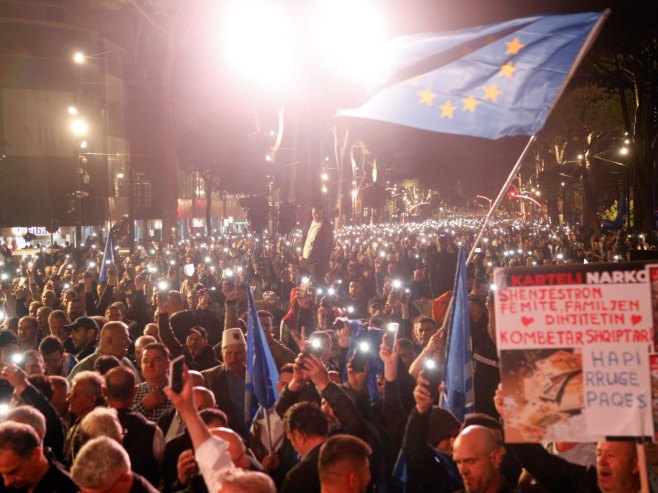 Protesti ispred zgrade Vlade u Tirani, demonstranti bacali Molotovljeve koktele (VIDEO)