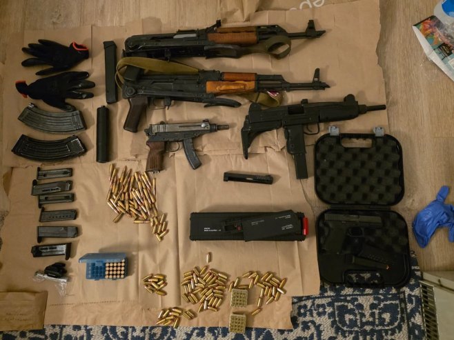 U Beogradu uhapšena tri lica, pronađena velika količina oružja