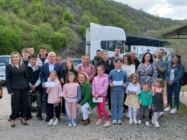 Uručeno vozilo i stipendije za srpsku djecu na Kosovu i Metohiji (FOTO/VIDEO)