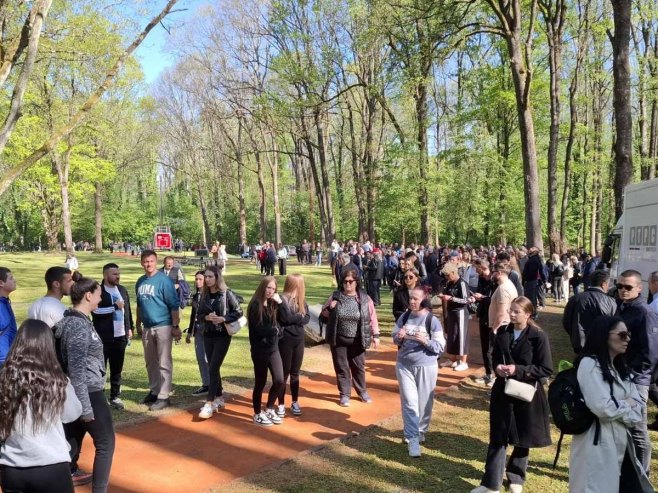 Građani u velikom broju pristižu u Donju Gradinu; Prenos na RTRS od 11.30 (FOTO/VIDEO)