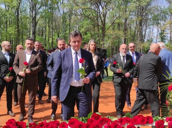 Delegacija SDS-a polaže cvijeće u Donjoj Gradini - Foto: Ustupljena fotografija