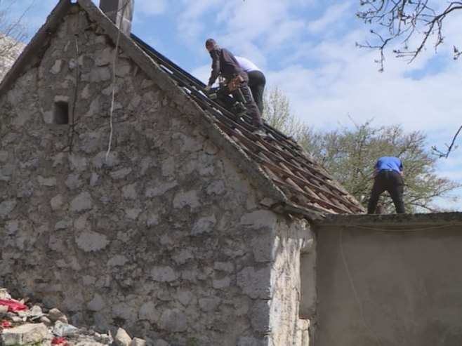 Humanost još jednom ujedinila stanovnike Gacka: Komšije renoviraju kuću Milovićima (VIDEO)