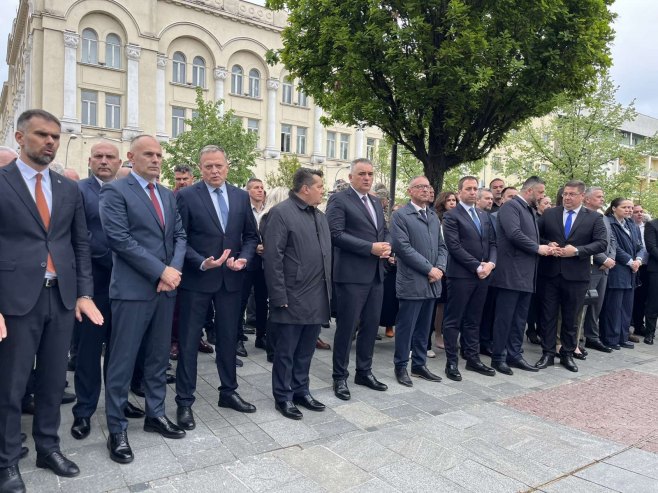 Dan grada Banjaluka: Položeni vijenci na Centralnom spomen-obilježju poginulim srpskim borcima i na spomenik 12 beba (FOTO)