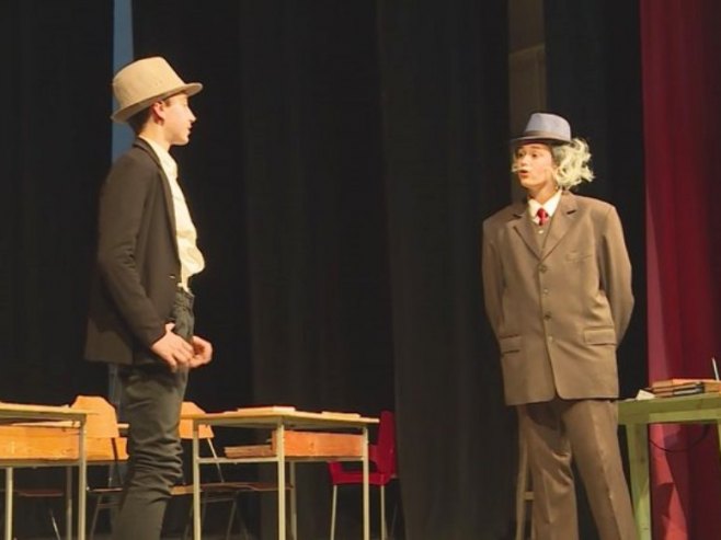 Školska humanitarna predstava "Nagrada profesora Vujadina Kostića" pred trebinjskom publikom