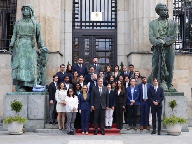 Predsjednik Karan upoznao diplomce o ustavnoj poziciji Srpske i složenosti ustavnog sistema