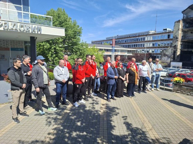 Beograd - Ekipa malog fudbala položila cvijeće na spomenik kod zgrade RTS-a - Foto: SRNA
