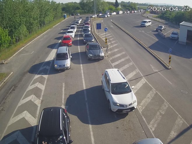 Gužve na prelazima Donja Gradina i Velika Kladuša