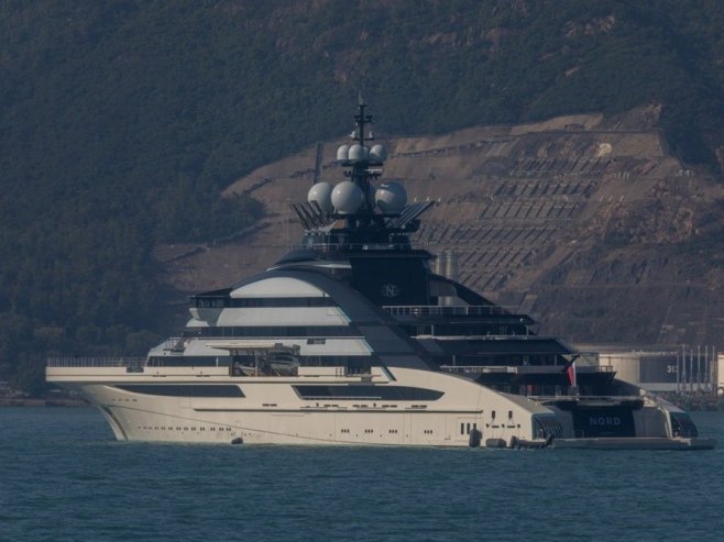 Ruska superjahta prolazi Ormuški moreuz (VIDEO)