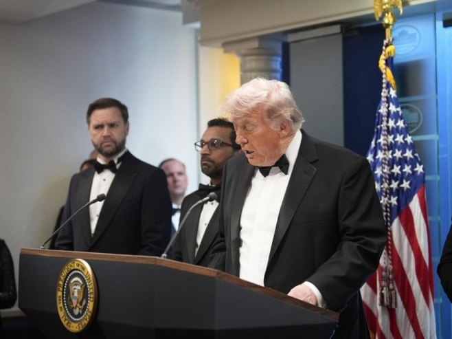 Tramp evakuisan tokom večere sa dopisnicima Bijele kuće - čuli se pucnji, pogođen tajni agent (VIDEO)