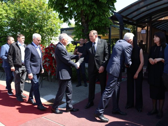 U Mrčevcima sahrana majke Milorada Dodika (FOTO)