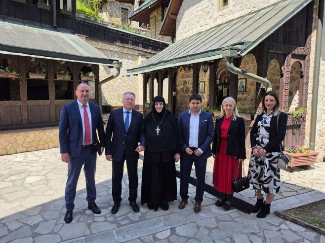 Kalabuhov u posjeti Osnovnoj školi i manastirima Lovnica i Papraća (FOTO)