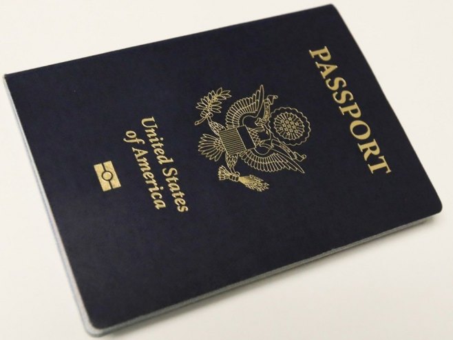 SAD će štampati ograničen broj pasoša sa Trampovim likom (FOTO)