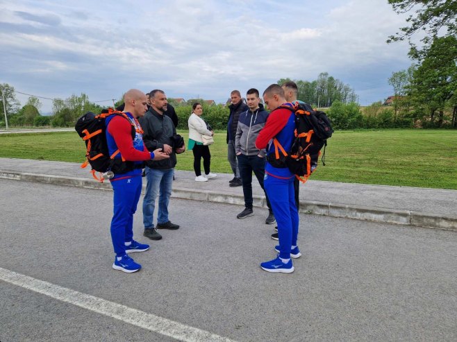 "Bogojavljenski plivači" pješače do Ostroga za kolegu Slobodana (VIDEO)