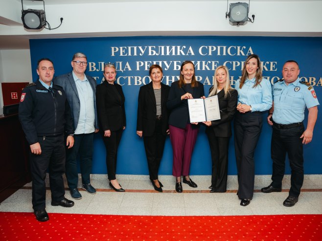 Predstavnici MUP-a sa Maricom Bender - Foto: Ustupljena fotografija