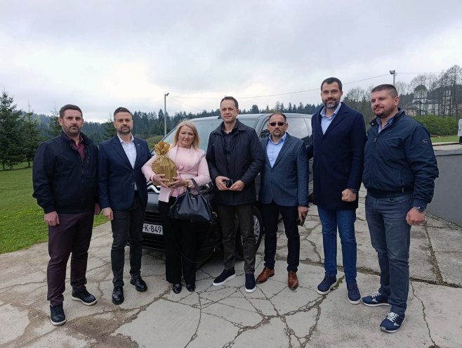 Ribnik - Osnovna škola "Petar Kočić" - doniran kombi - Foto: SRNA