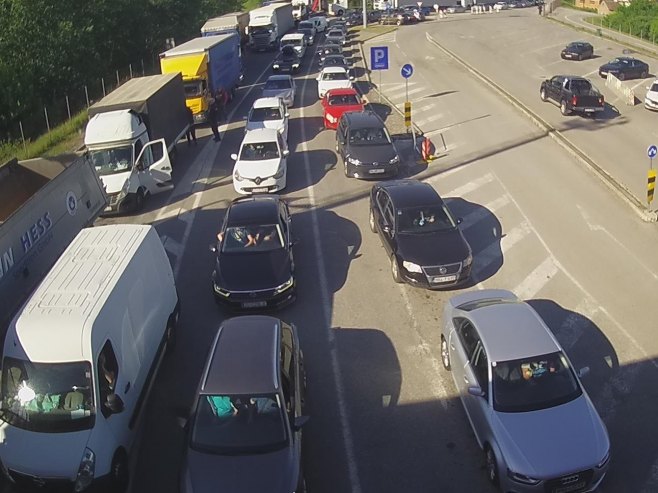 Duža čekanja na većini graničnih prelaza sa Hrvatskom