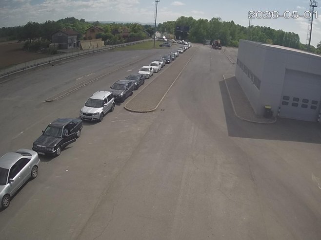 Duge kolone vozila na većini graničnih prelaza