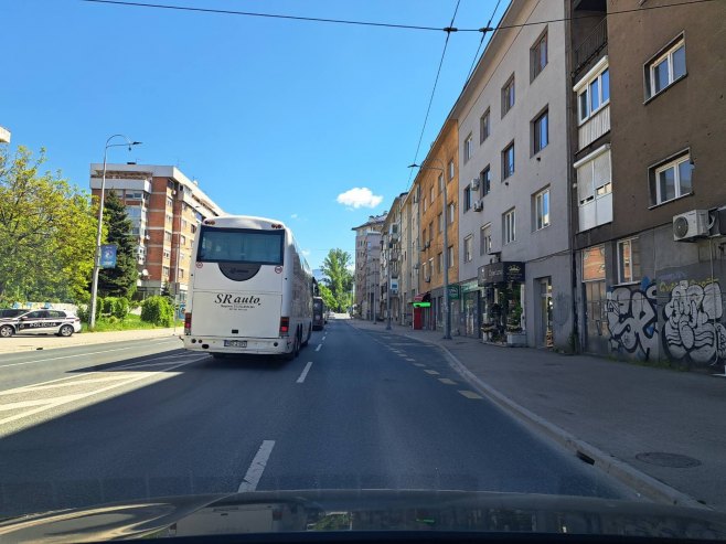 Autobusi krenuli ka Dobrovoljačkoj ulici; Velike mjere obezbjeđenja (FOTO)