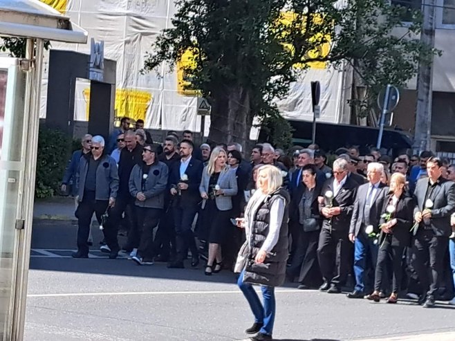 Mirna šetnja i polaganje cvijeća u Dobrovoljačkoj ulici; Obilježavanju prusustvuje i Cvijanović (FOTO/VIDEO)