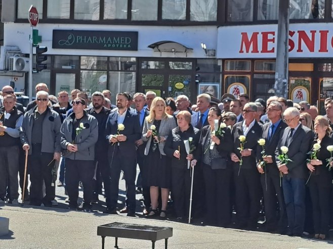 Mirnom šetnjom i polaganjem cvijeća obilježeno 34 godine od zločina u Dobrovoljačkoj ulici (FOTO/VIDEO)