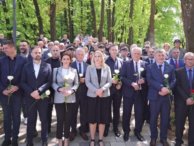 Istočno Novo Sarajevo: Kod spomenika u Gradskom parku odata počast ubijenim vojnicima ЈNA (FOTO)