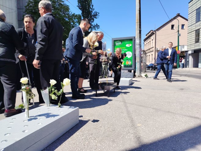 Ruže iz Dobrovoljačke i ove godine bačene, ovaj put u kontejner